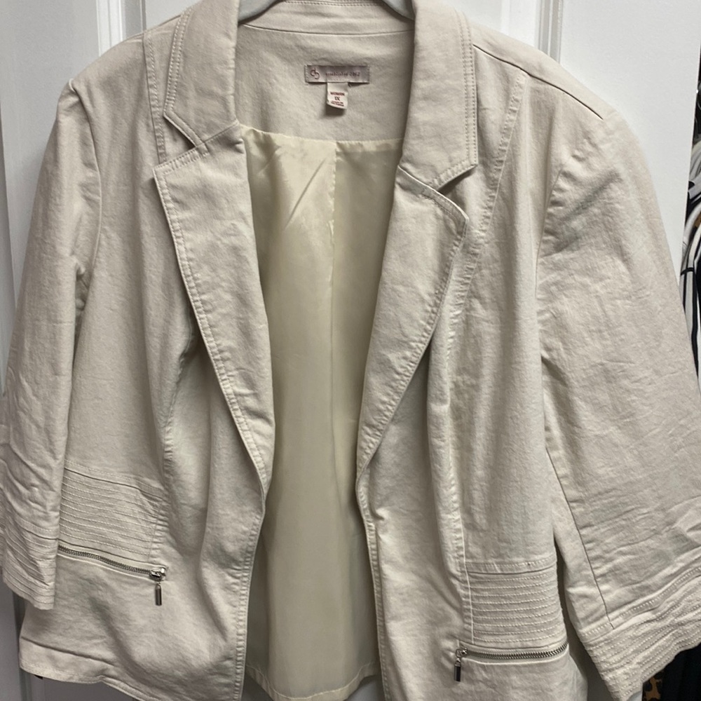 Jacket with zipper pockets
